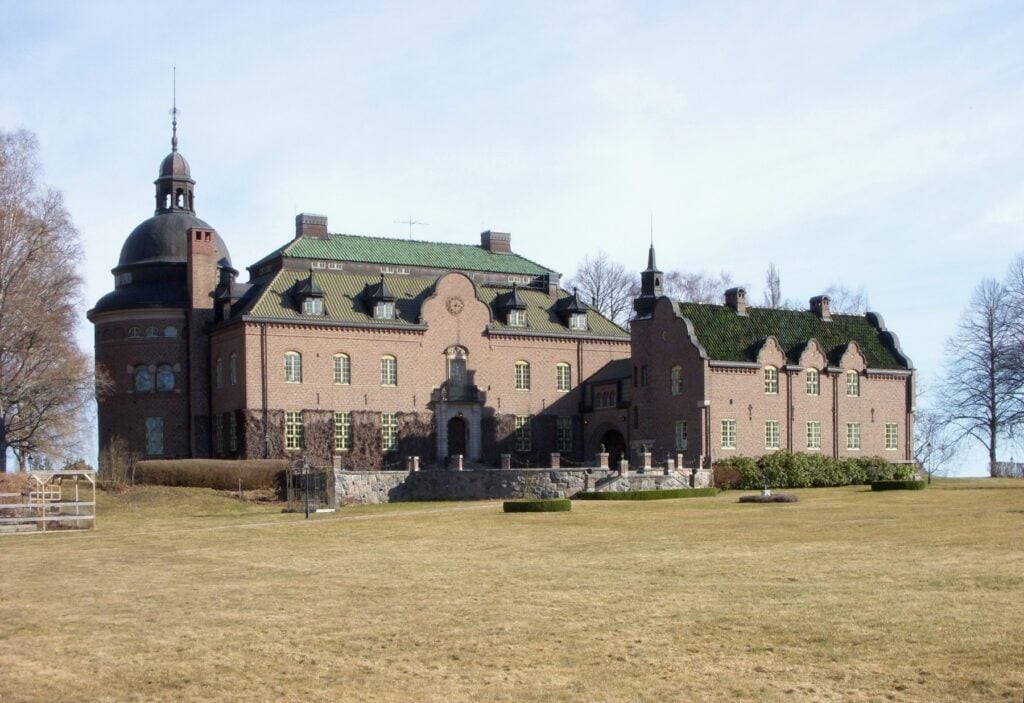Brunt tegelslott.