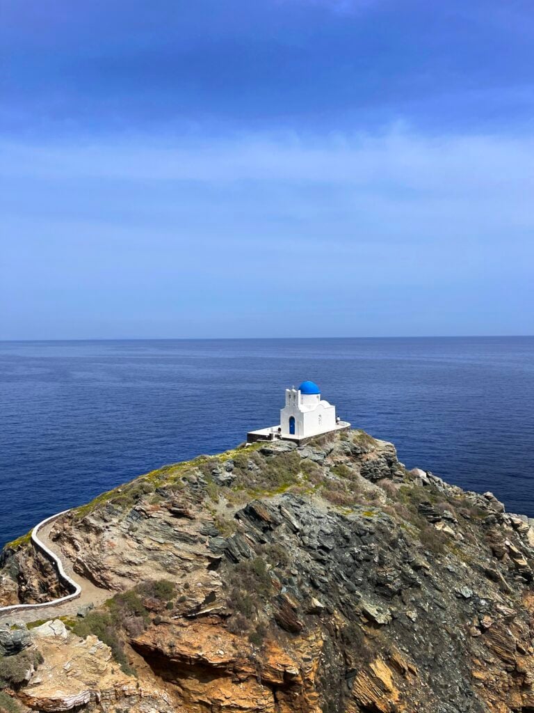 Kapell på bergskulle nära havet.