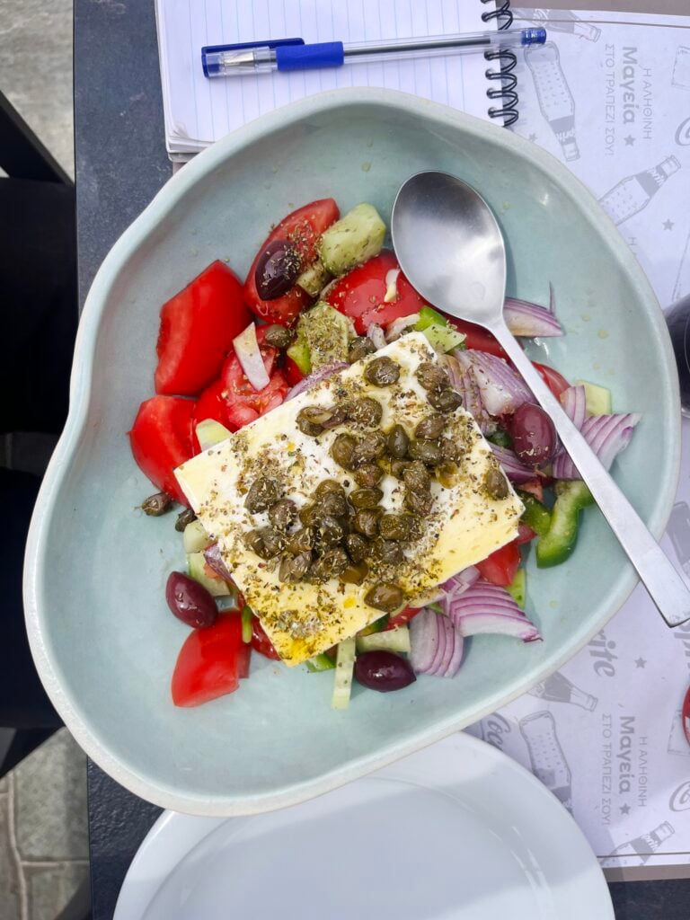 Grekisk sallad på tallrik