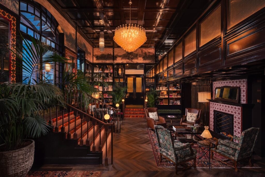 Luguber brunmorrig hotelllobby.