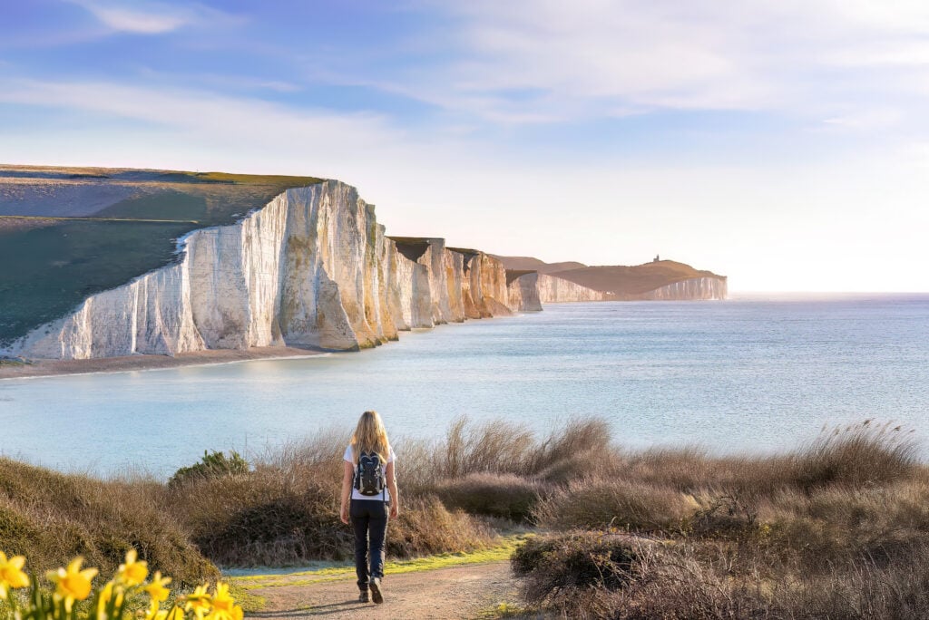 Kustled längs vilda klippor och stränder vid Englands kust med havet i bakgrunden.