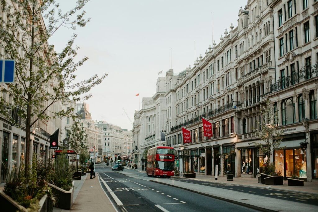 En Londongata med en röd dubbeldäckarbuss.