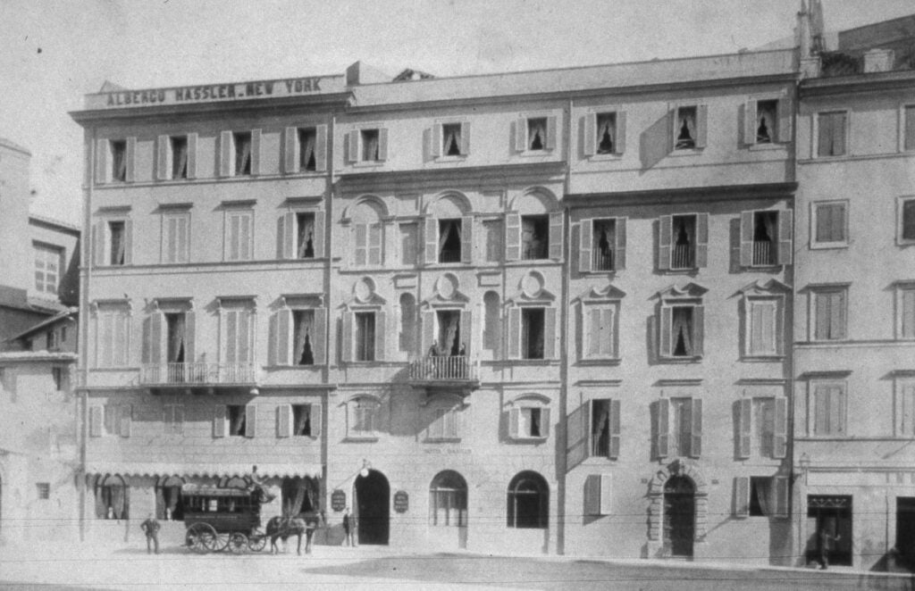 Svart vit bild på hotell i Rom för 100 år sedan.